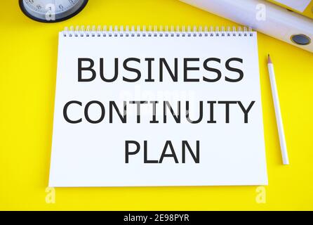 Affiche textuelle indiquant le plan de continuité des activités. La photo conceptuelle créant des systèmes de prévention traite des menaces potentielles. Arrière-plan jaune. Banque D'Images