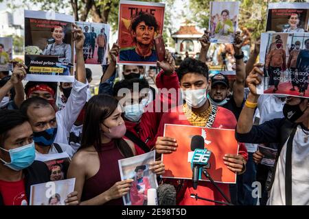 Bangkok, Thaïlande. 3 février 2021. Les manifestants, dont l'influenceur du Myanmar Phuu Pwint Khaing (à gauche, chemise marron/masque rose), brandisent des signes d'Aung San Suu Kyi lors d'une manifestation contre le coup d'État militaire du Myanmar à l'extérieur du bâtiment de la CESAP des Nations Unies à Bangkok, en Thaïlande. Credit: Andre Malerba/ZUMA Wire/Alay Live News Banque D'Images