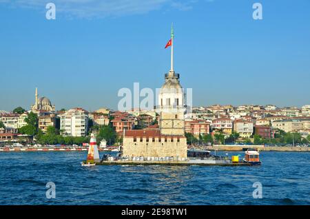 Vue panoramique de la tour historique de la Maiden (Kiz Kulesi) sur l'îlot au large de la côte asiatique à l'entrée sud de Bosporus à Istanbul, Turquie. Banque D'Images