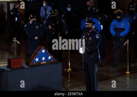 Des membres de la police du Capitole et d'autres encore rendent hommage avant que le reste de l'officier de police du Capitole Brian Sicknick ne soit couché en honneur dans la rotonde du bâtiment du Capitole des États-Unis après qu'il est mort lors de l'attaque du 6 janvier sur Capitol Hill par une foule pro-Trump le 2 février 2021, à Washington, CC. (Photo de Brendan Smitalowski/Pool/Sipa USA) Banque D'Images