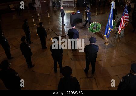 Des membres de la police du Capitole et d'autres encore rendent hommage avant que le reste de l'officier de police du Capitole Brian Sicknick ne soit couché en honneur dans la rotonde du bâtiment du Capitole des États-Unis après qu'il est mort lors de l'attaque du 6 janvier sur Capitol Hill par une foule pro-Trump le 2 février 2021, à Washington, CC. (Photo de Brendan Smitalowski/Pool/Sipa USA) Banque D'Images