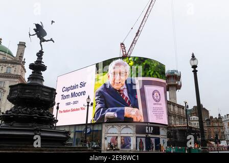 Londres, Royaume-Uni. 3 février 2021. La photo prise le 3 février 2021 montre un hommage rendu au défunt capitaine Sir Tom Moore à Piccadilly Circus à Londres, en Grande-Bretagne. Le capitaine Tom Moore, ancien combattant de l'armée britannique de 100 ans, qui a levé des millions de livres pour aider les services de santé britanniques à combattre la pandémie COVID-19 l'année dernière, est décédé mardi à l'hôpital avec le coronavirus. Credit: Han Yan/Xinhua/Alay Live News Banque D'Images