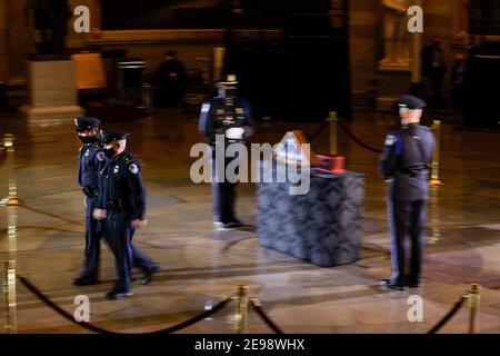 Washigton, États-Unis. 03ème février 2021. Les policiers partent après avoir payé leur respect, car les restes de l'officier de police du Capitole Brian Sicknick sont en honneur dans la rotonde du bâtiment du Capitole des États-Unis après qu'il est mort le 7 janvier à la suite de blessures subies lors de la protection du Capitole des États-Unis lors de l'attaque du 6 janvier sur le bâtiment, À Washington, DC, États-Unis le 3 février 2021. (Photo par Carlos Barria/Pool/Sipa USA) crédit: SIPA USA/Alay Live News Banque D'Images