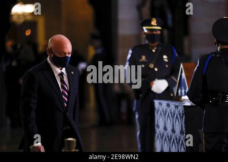 Washigton, États-Unis. 03ème février 2021. Mark Kelly (D-AZ), sénateur américain élu, part après avoir payé son respect, alors que les restes de l'officier de police du Capitole Brian Sicknick sont en honneur dans la rotonde du bâtiment du Capitole des États-Unis après qu'il est mort le 7 janvier à la suite de blessures qu'il a subies tout en protégeant le Capitole des États-Unis lors de l'attaque du 6 janvier Le bâtiment, à Washington, DC, États-Unis le 3 février 2021. (Photo par Carlos Barria/Pool/Sipa USA) crédit: SIPA USA/Alay Live News Banque D'Images