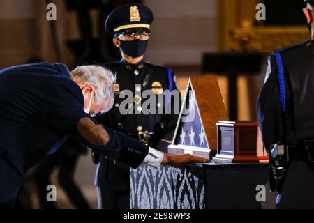 Washigton, États-Unis. 03ème février 2021. Un membre du Congrès rend hommage au fait que les restes de l'officier de police du Capitole Brian Sicknick étaient en honneur dans la rotonde du bâtiment du Capitole des États-Unis après sa mort le 7 janvier à la suite de blessures subies lors de la protection du Capitole des États-Unis lors de l'attaque du 6 janvier sur le bâtiment, À Washington, DC, États-Unis le 3 février 2021. (Photo par Carlos Barria/Pool/Sipa USA) crédit: SIPA USA/Alay Live News Banque D'Images