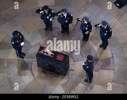 Washington, États-Unis. 03ème février 2021. Les amateurs de deuil paient leurs respects au service funéraire de l'officier de police du Capitole Brian Sicknick à Washington, DC, le mercredi 3 février 2021. Sicknick a été tué avec quatre autres lors de l'attaque du Capitole le 6 janvier. Photo de Kevin Dietsch/UPI crédit: UPI/Alay Live News Banque D'Images