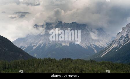 Les nuages se trouvent lourdement au-dessus du Zugspitze Les Alpes Banque D'Images