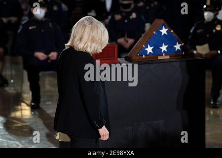 Washington, États-Unis. 03ème février 2021. Liz Cheney (R-WY) part après une cérémonie pour le policier du Capitole Brian Sicknick dans la rotonde du bâtiment du Capitole des États-Unis après sa mort lors de l'attaque du 6 janvier sur Capitol Hill par une foule pro-Trump le 3 février 2021, à Washington, DC. (Photo de Brendan Smitalowski/Pool/Sipa USA) crédit: SIPA USA/Alay Live News Banque D'Images