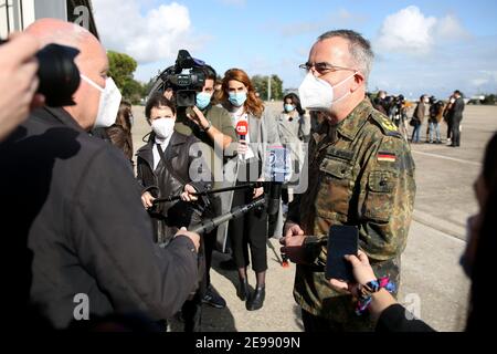 3 février 2021, Lisbonne, Portugal : le médecin-chef allemand, le général de division Ulrich Baumgartner (R), s'adresse aux journalistes après son arrivée dans un avion de transport militaire Airbus A400M de l'armée de l'air allemande avec des professionnels de la santé et du matériel médical à l'aéroport militaire de Lisbon, au Portugal, le 3 février 2021. L'Allemagne envoie 26 professionnels de la santé et des fournitures médicales dans le cadre d'une mission de secours pour lutter contre la pandémie de Covid-19 au Portugal. Dans la première phase, l'aide doit s'étendre sur une période de 21 jours. (Image crédit : © Pedro Fiuza/ZUMA Wire) Banque D'Images
