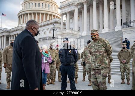 Le secrétaire à la Défense des États-Unis Lloyd J. Austin III, à gauche, rencontre le général de division de l'armée américaine William J. Walker, commandant général de la Garde nationale du District de Columbia, et d'autres personnes qui contribuent à la sécurité au Capitole des États-Unis le 29 janvier 2021 à Washington, DC. Banque D'Images