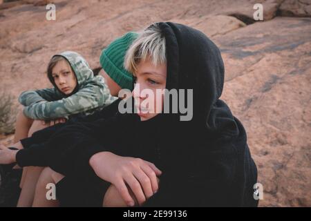 Trois amis prennent une pause lors d'une randonnée un matin froid. Banque D'Images