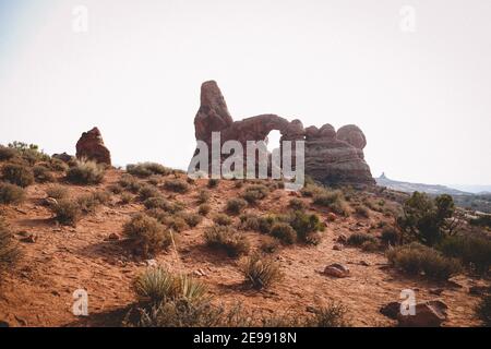 Tourelle Arch s'élève d'un paysage désertique dans l'Utah. Banque D'Images