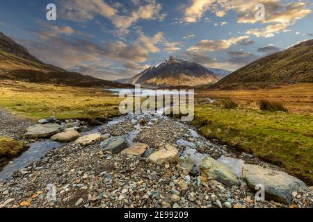 Des pierres traversant le ruisseau menant au lac Idwal dans la réserve naturelle de CWM Idwal avec la montagne de Pen yr Ole Wen en arrière-plan, Snowdonia, pays de Galles Banque D'Images