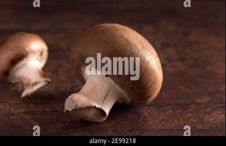 Deux champignons portobello sur une table en bois rustique Banque D'Images