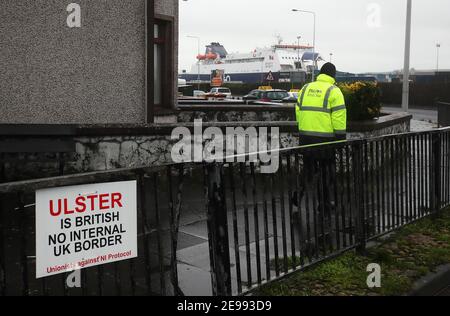 Un panneau anti-Brexit près de l'entrée du port de Larne. Le DUP a rejeté les affirmations selon lesquelles il exacerbe les tensions sur le commerce de la mer d'Irlande dans un effort pour faire sortir du contentieux le Protocole d'Irlande du Nord du Brexit. Les inspections physiques des marchandises entrant en Irlande du Nord en provenance de Grande-Bretagne, qui sont requises par le protocole, ont été suspendues en raison de menaces et d'intimidations du personnel. Date de la photo: Mercredi 3 février 2021. Voir l'histoire de l'AP POLITIQUE Brexit. Le crédit photo devrait se lire comme suit : Brian Lawless/PA Wire Banque D'Images