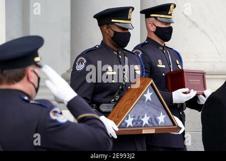 Washington, États-Unis. 03ème février 2021. Un garde d'honneur porte une urne avec les restes incinérés de l'officier de police du Capitole des États-Unis Brian Sicknick sur les marches du Capitole des États-Unis, le mercredi 3 février 2021, à Washington. (Photo par Alex Brandon/Pool/Sipa USA) crédit: SIPA USA/Alay Live News Banque D'Images