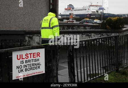 Un panneau anti-Brexit près de l'entrée du port de Larne. Le DUP a rejeté les affirmations selon lesquelles il exacerbe les tensions sur le commerce de la mer d'Irlande dans un effort pour faire sortir du contentieux le Protocole d'Irlande du Nord du Brexit. Les inspections physiques des marchandises entrant en Irlande du Nord en provenance de Grande-Bretagne, qui sont requises par le protocole, ont été suspendues en raison de menaces et d'intimidations du personnel. Date de la photo: Mercredi 3 février 2021. Voir l'histoire de l'AP POLITIQUE Brexit. Le crédit photo devrait se lire comme suit : Brian Lawless/PA Wire Banque D'Images