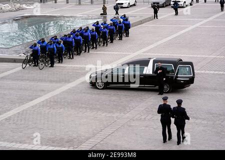 Washington, États-Unis. 03ème février 2021. Un garde d'honneur porte une urne avec les restes incinérés de l'officier de police du Capitole des États-Unis Brian Sicknick sur les marches du Capitole des États-Unis, le mercredi 3 février 2021, à Washington. (Photo par Alex Brandon/Pool/Sipa USA) crédit: SIPA USA/Alay Live News Banque D'Images