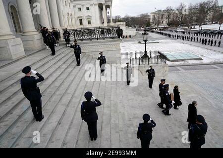 Washington, États-Unis. 03ème février 2021. Un garde d'honneur porte une urne avec les restes incinérés de l'officier de police du Capitole des États-Unis Brian Sicknick sur les marches du Capitole des États-Unis, le mercredi 3 février 2021, à Washington. (Photo par Alex Brandon/Pool/Sipa USA) crédit: SIPA USA/Alay Live News Banque D'Images