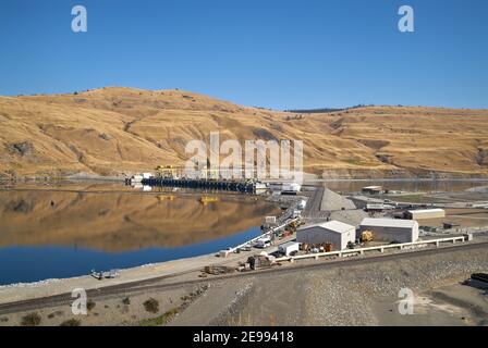 Wells Dam Columbia River États-Unis. Puits barrage hydroélectrique sur le fleuve Columbia dans l'État de Washington, États-Unis. Banque D'Images