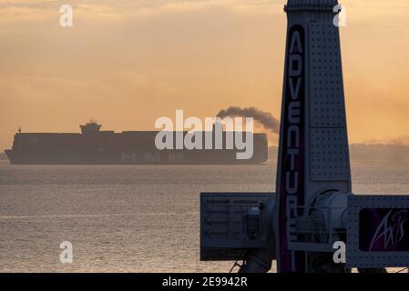 Southend on Sea, Essex, Royaume-Uni. 3 février 2021. HMM le Havre est vu en passant par Southend on Sea sur l'estuaire de la Tamise en fin d'après-midi et en passant par Adventure Island après avoir quitté le port DP World London Gateway. Le navire conteneur de classe Algeciras est l'un des plus grands jamais construit, entrant en service en août 2020, capable de transporter près de 24000 conteneurs, et dessert l'extrême-Orient Europe 3 boucle route. Le Royaume-Uni demande à adhérer à l'Accord global et progressif pour le Partenariat transpacifique (CPPTP), qui inclut les pays de l'extrême-Orient desservis par des navires géants comme celui-ci Banque D'Images