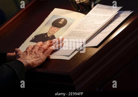 Washington, États-Unis. 03ème février 2021. La Présidente de la Chambre des représentants des États-Unis Nancy Pelosi tient un portrait de feu officier de police du Capitole Brian Sicknick alors qu'il est en honneur lors d'une cérémonie à la rotonde du Capitole des États-Unis à Washington, le 3 février 2021. (Photo par Carlos Barria/Pool/Sipa USA) crédit: SIPA USA/Alay Live News Banque D'Images