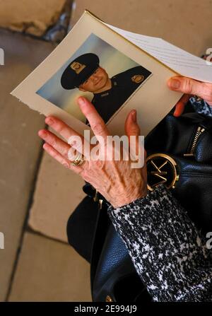 Washington, États-Unis. 03ème février 2021. Un programme de cérémonie montre un portrait du regretté officier de police du Capitole Brian Sicknick alors qu'il se trouve en honneur dans la rotonde du Capitole des États-Unis à Washington, le 3 février 2021. (Photo par Carlos Barria/Pool/Sipa USA) crédit: SIPA USA/Alay Live News Banque D'Images