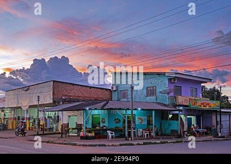 Boutiques, bars et restaurants dans le village de Rorainópolis au coucher du soleil le long de la route 174, Roraima, région amazonienne, Brésil Banque D'Images