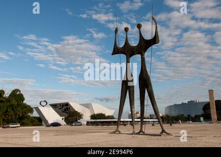 BRASILIA, BRÉSIL - 3 JUIN 2015 : sculpture de deux guerriers par l'artiste Bruno Giorgi. La statue est un monument aux ouvriers qui ont construit Brasilia. Banque D'Images