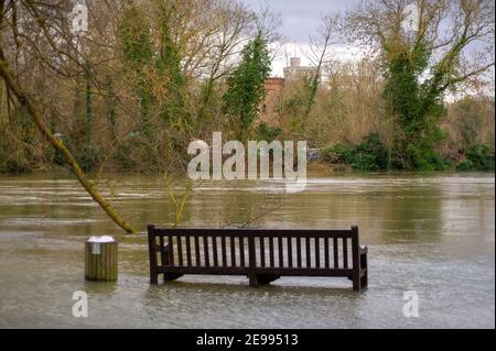 Eton, Windsor, Berkshire, Royaume-Uni. 3 février 2021. L'eau a inondé autour d'une place avec vue sur le château de Windsor. La Tamise a fait éclater ses rives à Eton. Une partie des terrains de jeu de l'Eton College sont inondés ainsi que les jardins Luxmore. Une alerte d'inondation demeure en place le long de la Tamise, de Maidenhead à Windsor et Eton. On s'attend à ce que les niveaux des cours d'eau demeurent élevés pendant les prochains jours, mais on ne s'attend pas actuellement à des inondations. Crédit : Maureen McLean/Alay Live News Banque D'Images