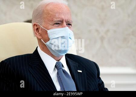 Le président Joe Biden porte un masque de protection lors d'une réunion avec des sénateurs démocrates pour discuter du plan de sauvetage américain dans le bureau ovale de la Maison Blanche à Washington le mercredi 3 février 2021.Credit: Stefani Reynolds / Pool via CNP | usage dans le monde entier Banque D'Images