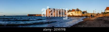 Harbour, Granary et Lower Quay sous le soleil d'hiver, North Berwick Banque D'Images