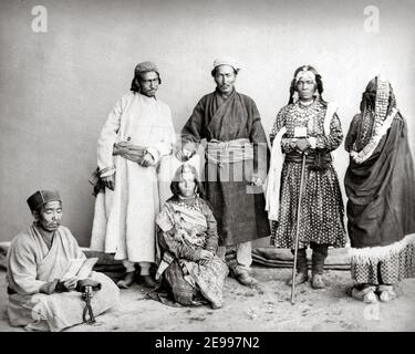 Photographie de la fin du XIXe siècle - portrait de studio de Group of Tibétains Banque D'Images