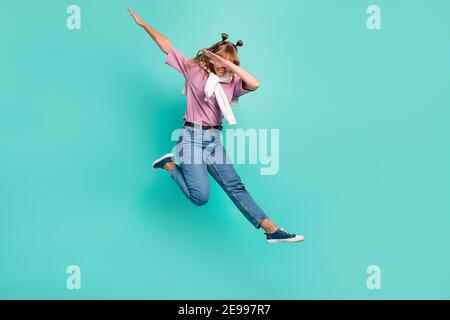 Photo pleine grandeur d'une jeune fille joyeuse avec cavalier sur les épaules tenir la main dans l'air isolé sur la couleur de la turuoise arrière-plan Banque D'Images