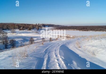 Le paysage d'hiver avec terrain vallonné en Russie sur tourner bleu l'arrière-plan un ciel. Belle nature à la journée solaire Banque D'Images