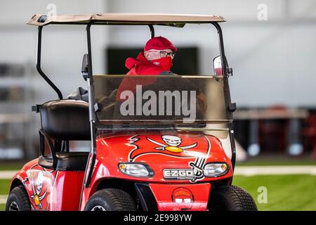 Tampa, États-Unis. 02 février 2021. Bruce Arians, entraîneur-chef des Buccaneers de Tampa Bay, au cours de l'entraînement de football de la NFL, vu ici dans une image publiée par la NFL, le mardi 2 février 2021 à Tampa, Floride, les Buccaneers affronteront les Kansas City Chiefs dans le Super Bowl 55. (Tori Richman/Tampa Bay Buccaneers via AP/Sipa USA) **usage crédit-éditorial obligatoire seulement** crédit: SIPA USA/Alay Live News Banque D'Images