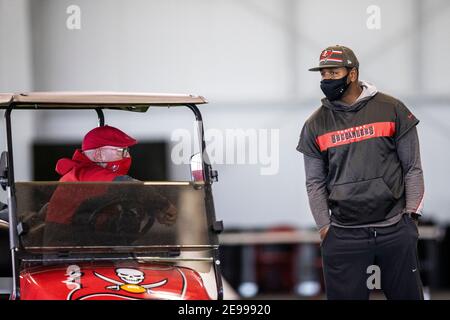 Tampa, États-Unis. 02 février 2021. Bruce Arians, entraîneur-chef des Buccaneers de Tampa Bay, et Byron Leftwich, coordinateur offensant, lors de l'entraînement de football de la NFL, vu ici dans une image publiée par la NFL le mardi 2 février 2021 à Tampa, Floride, les Buccaneers affronteront les Kansas City Chiefs dans le Super Bowl 55. (Tori Richman/Tampa Bay Buccaneers via AP/Sipa USA) **usage crédit-éditorial obligatoire seulement** crédit: SIPA USA/Alay Live News Banque D'Images