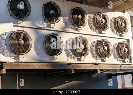 Air conditionné sur le toit en été à Minsk, Biélorussie Banque D'Images