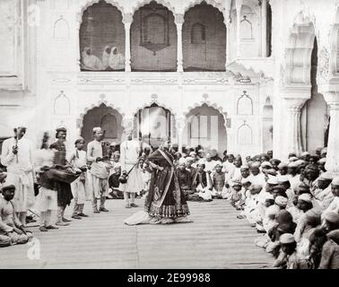 Photographie de la fin du XIXe siècle - Nautch Girl Dancing, Inde Banque D'Images