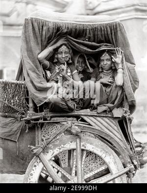 Photographie de la fin du XIXe siècle - trois filles souriantes de Nautch, Inde Banque D'Images