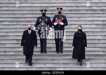 Washington, DC, États-Unis. 03ème février 2021. Les restes de l'officier de police du Capitole Brian Sicknick sont transportés sur les marches du Front est après avoir 'couché en honneur' dans la rotonde du Capitole à Washington, DC, Etats-Unis, 03 février 2021. Le 06 janvier 2021, l'officier Sicknick a été mortellement blessé lorsqu'il s'est engagé physiquement dans la foule au Capitole des États-Unis.Credit: Michael Reynolds/Pool via CNP | usage Worldwide Credit: dpa/Alay Live News Banque D'Images