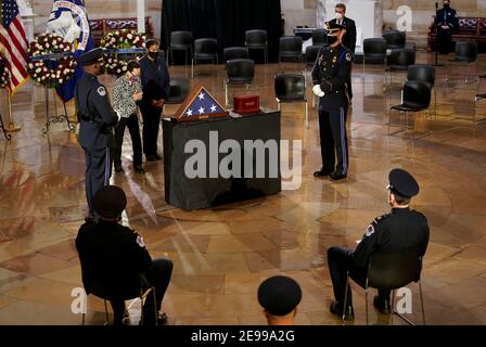 WASHINGTON, DC - FÉVRIER 3 : Wen-Ling Chestnut, à droite, épouse du policier du Capitole J.J. Chestnut, qui est mort dans l'exercice de ses fonctions avec le détective John Gibson le 24 juillet 1998, est confronté après avoir assisté à la cérémonie du Congrès en mémoire de l'officier de police du Capitole des États-Unis Brian D. Sicknick, 42, alors qu'il se trouve en honneur à la rotonde du Capitole le mercredi 3 février 2021. L'officier Sicknick a réagi à l'émeute au Capitole des États-Unis le mercredi 6 janvier 2021, lorsqu'il a été mortellement blessé alors qu'il s'engageait physiquement dans la foule. Les membres du Congrès ont rendu hommage à l'officier o Banque D'Images