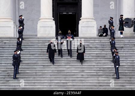 Washington, DC, États-Unis. 03ème février 2021. Les restes de l'officier de police du Capitole Brian Sicknick sont transportés sur les marches du Front est après avoir 'couché en honneur' dans la rotonde du Capitole à Washington, DC, Etats-Unis, 03 février 2021. Le 06 janvier 2021, l'officier Sicknick a été mortellement blessé lorsqu'il s'est engagé physiquement dans la foule au Capitole des États-Unis.Credit: Michael Reynolds/Pool via CNP | usage Worldwide Credit: dpa/Alay Live News Banque D'Images