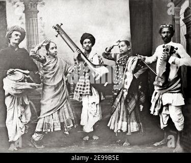 Photographie de la fin du XIXe siècle - Nautch filles et musiciens, Inde Banque D'Images