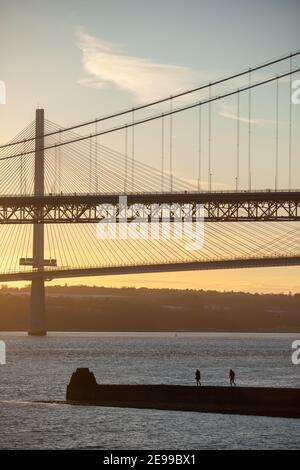 Le Forth Road Bridge et Queensferry Crossing au coucher du soleil North Queensferry près d'Édimbourg, en Écosse. Banque D'Images