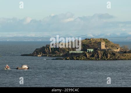 Un remorqueur situé près de l'île d'Inchcolm, Firth of Forth, Écosse Banque D'Images