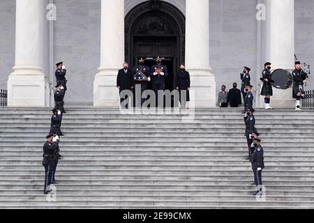 Washington, DC, États-Unis. 03ème février 2021. Les restes de l'officier de police du Capitole Brian Sicknick sont transportés sur les marches du Front est après avoir 'couché en honneur' dans la rotonde du Capitole à Washington, DC, Etats-Unis, 03 février 2021. Le 06 janvier 2021, l'officier Sicknick a été mortellement blessé lorsqu'il s'est engagé physiquement dans la foule au Capitole des États-Unis.Credit: Michael Reynolds/Pool via CNP | usage Worldwide Credit: dpa/Alay Live News Banque D'Images