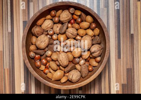 Un bol de noix mélangées par le dessus Banque D'Images
