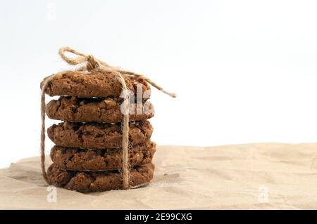 Pile de biscuits au chocolat sucré faits maison sur papier. Banque D'Images