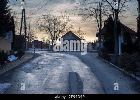 Petite maison dans le fond du ciel dramatique. Rues de Chisinau. Banque D'Images